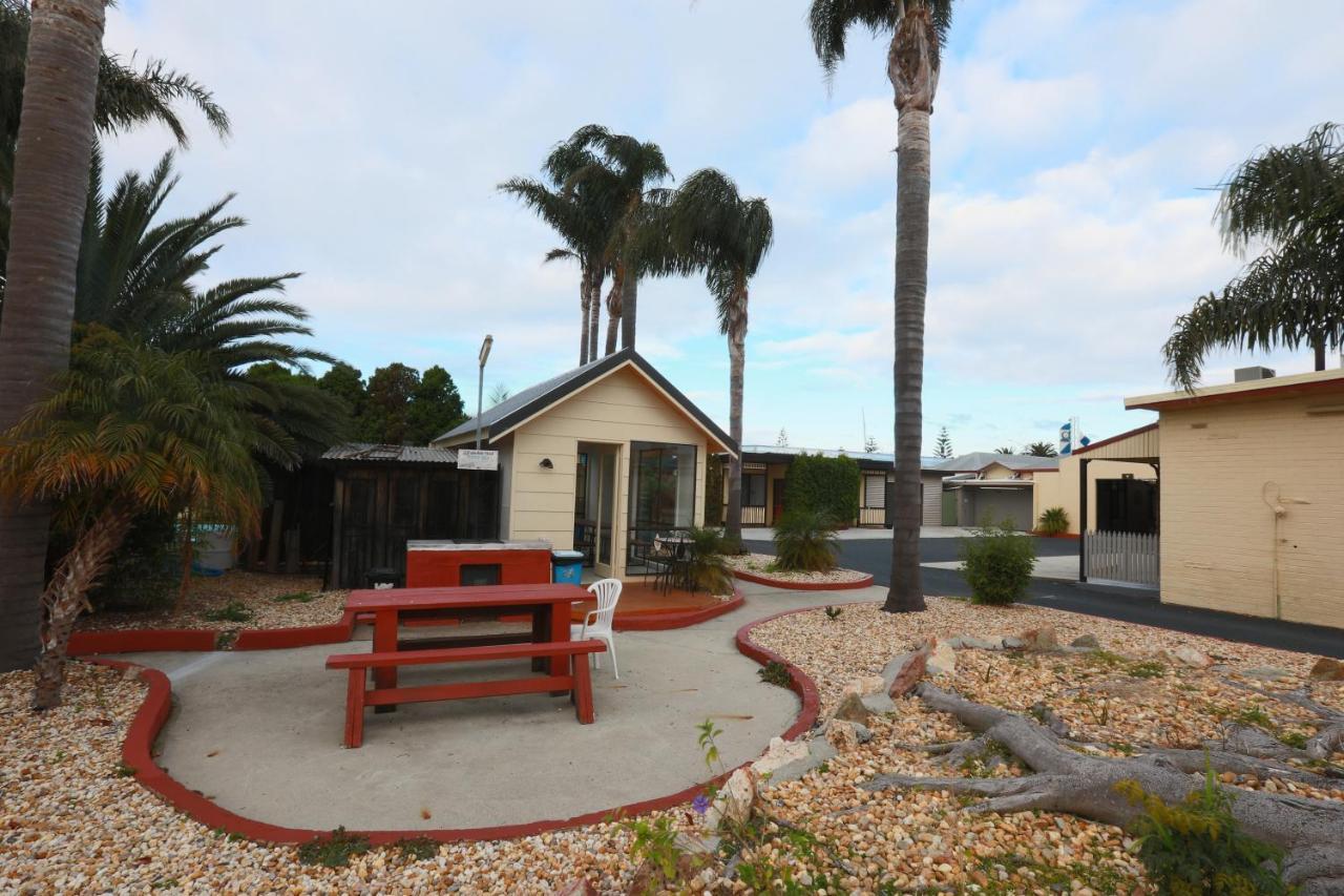 The Esplanade Motel Lakes Entrance Exterior photo